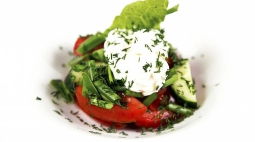 "Дежурный" салат из огурцов и помидоров