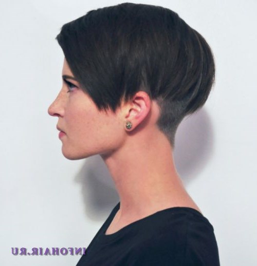 Короткие прически с челкой заправленной за ухо Короткие прически с челкой заправленной за ухо