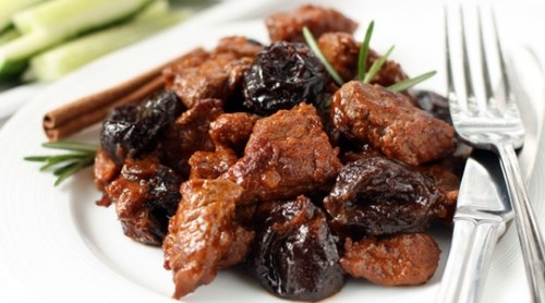 Мясные горячие блюда: Говядина, тушенная с черносливом
