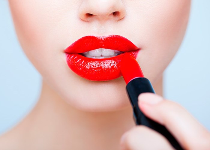 Особенности применения красной помады в создании яркого образа Особенности применения красной помады в создании яркого образа