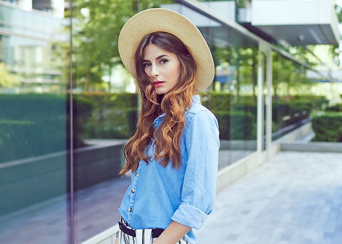 С чем носить джинсовую рубашку женщине, чтобы выглядеть стильно