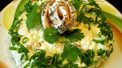 Салат из курицы с сырным соусом