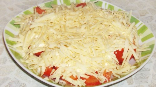 Салат из помидоров с сыром