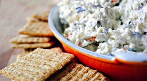 Салат из сыра с оливками