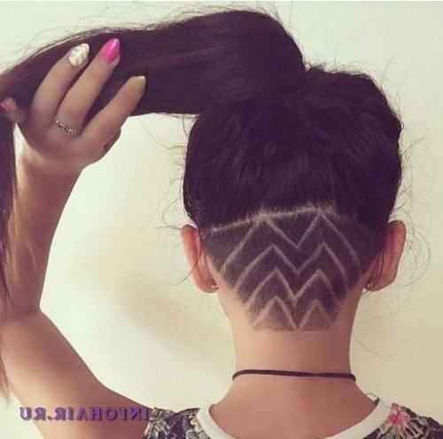 Выбритые узоры на затылке. Идеи оригинальной внешности